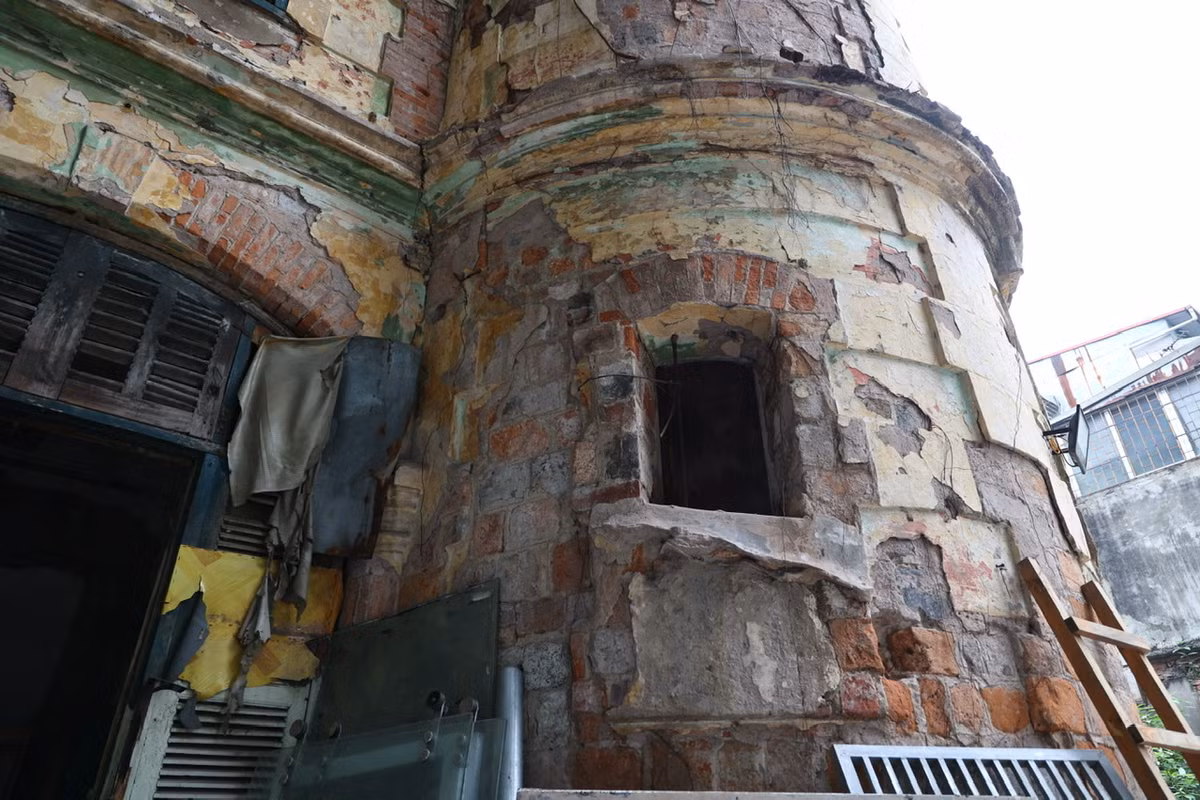 Căn biệt thự được xây dựng theo lối kiến trúc của Pháp nằm ngay vị trí đắc địa của Thủ đô khiến nhiều người tỏ ra tiếc nuối khi hàng chục năm không được sử dụng.