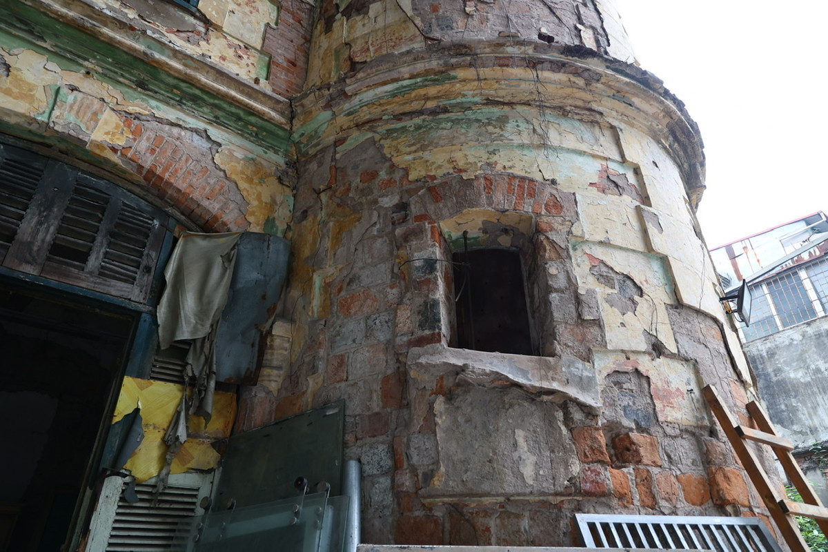 Căn biệt thự được xây dựng theo lối kiến trúc của Pháp nằm ngay vị trí đắc địa của Thủ đô khiến nhiều người tỏ ra tiếc nuối khi hàng chục năm không được sử dụng.