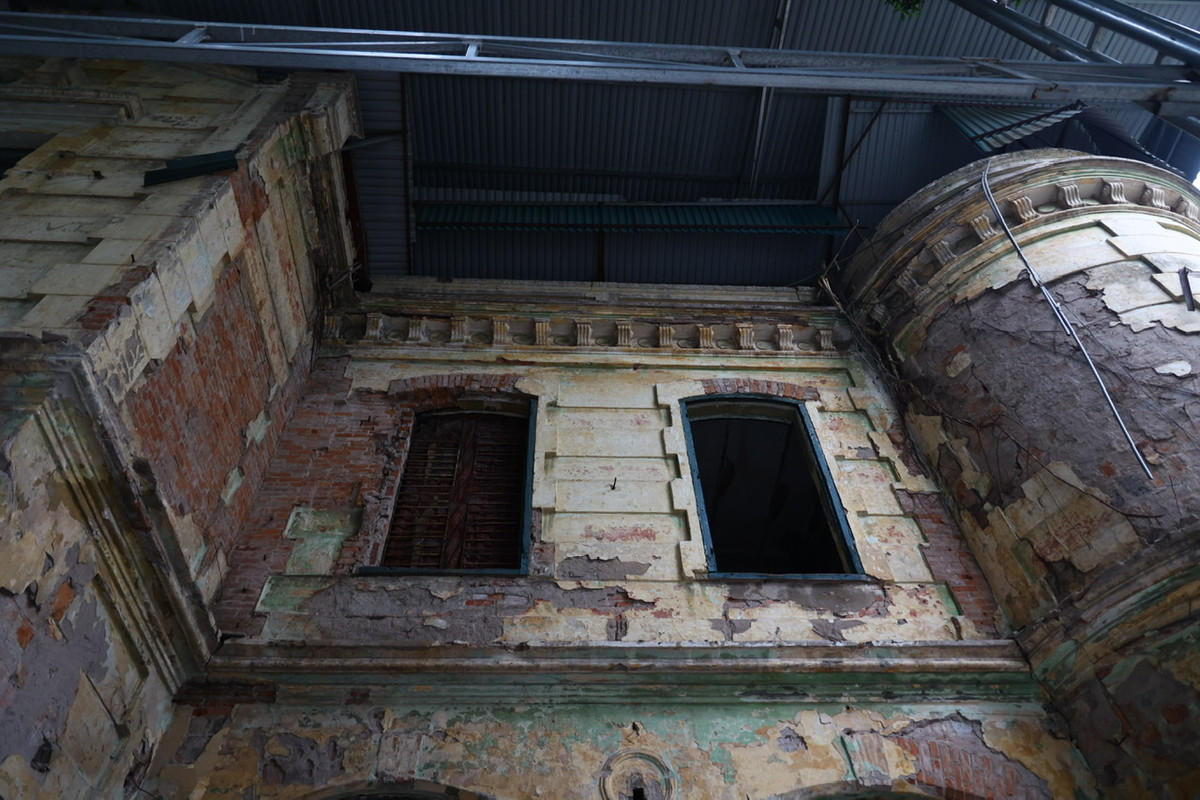 Theo ghi nhận của PV báo Tri thức và Cuộc sống, toàn bộ bề mặt bên ngoài của khu biệt thự đã bị bong tróc.