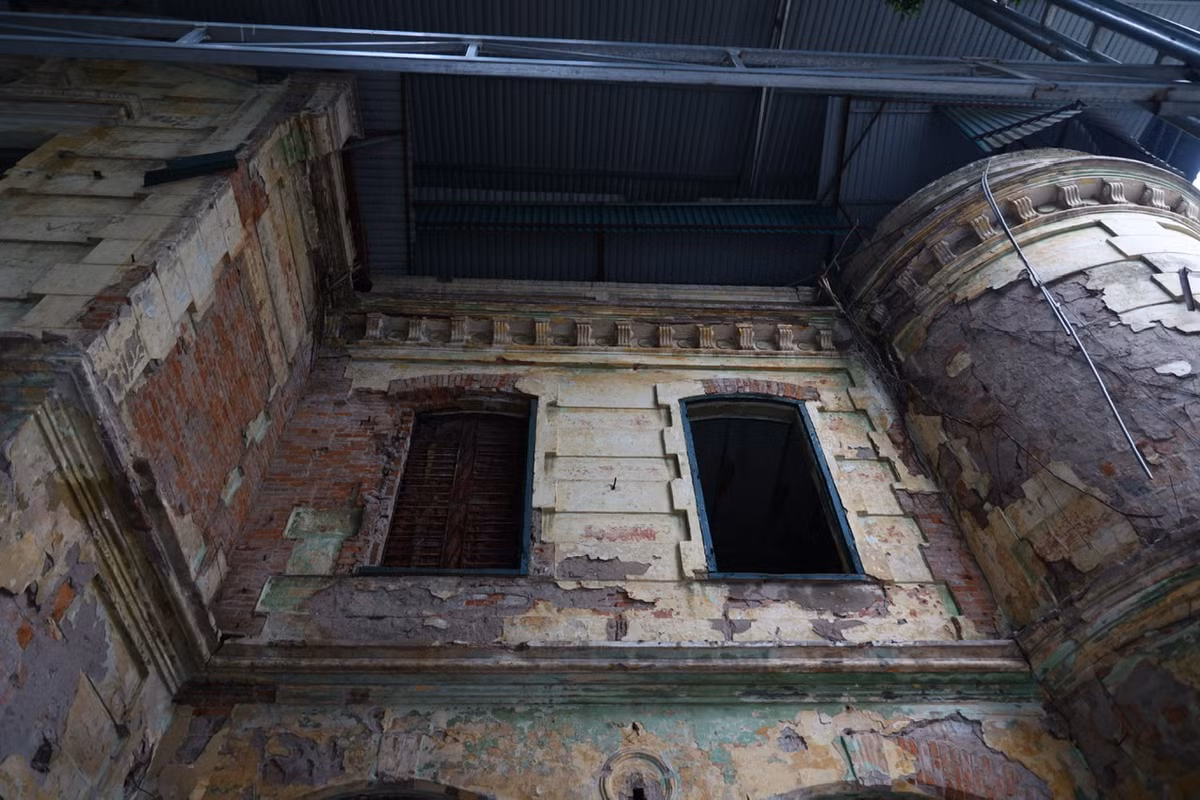 Theo ghi nhận của PV báo Tri thức và Cuộc sống, toàn bộ bề mặt bên ngoài của khu biệt thự đã bị bong tróc.