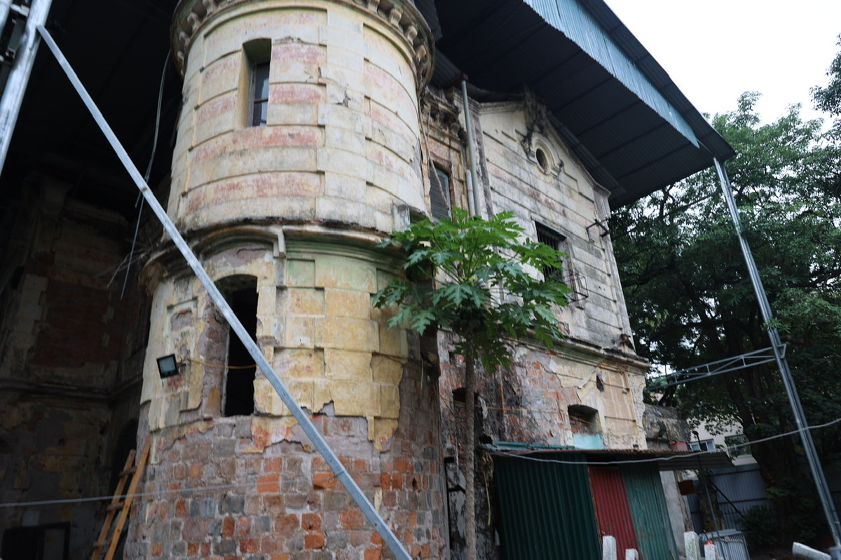 Đơn vị quản lý đã phải dựng khung sắt và mái che để chống đỡ, che mưa nắng cho toà nhà.