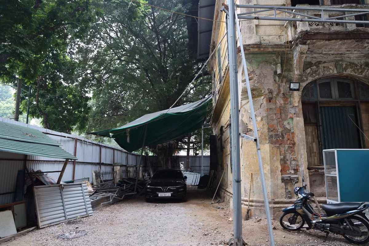 Thậm chí một số góc biệt thự còn được quây mái làm nơi trông giữ xe theo tháng.