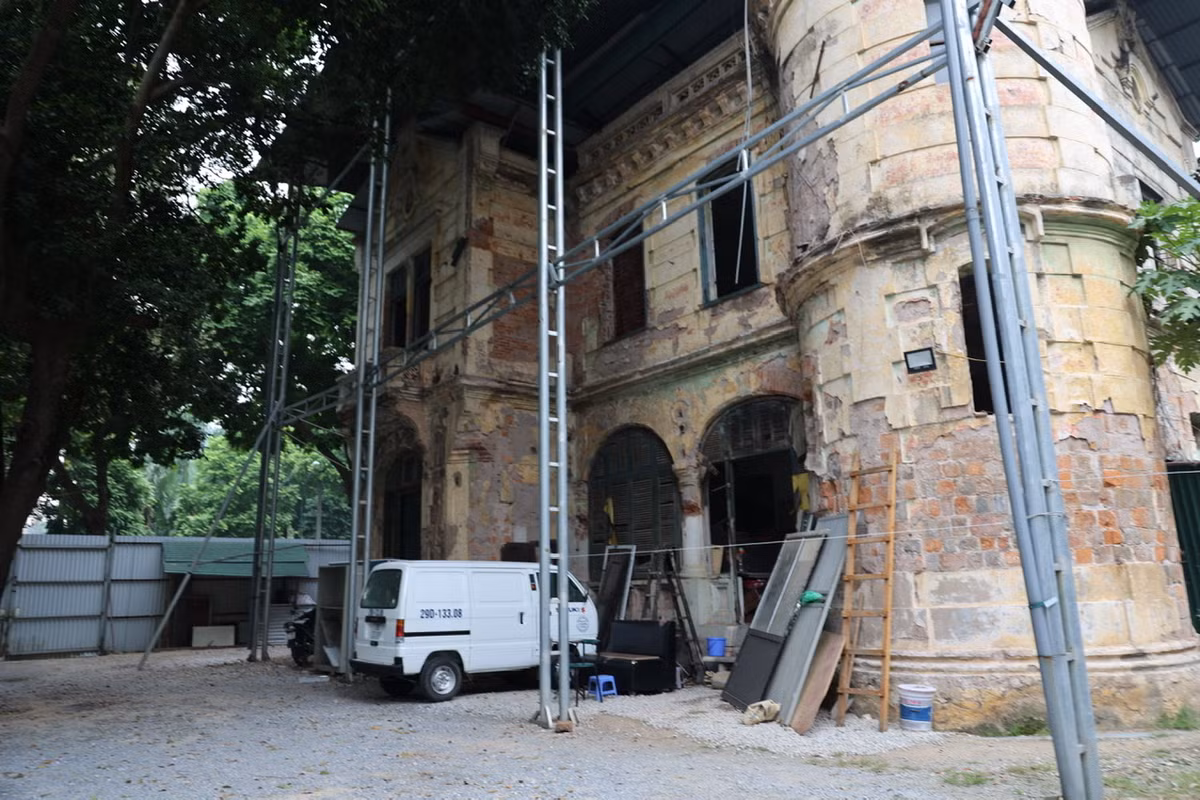 Do chưa có phương án đưa vào sử dụng nên khu biệt thự này hiện đang được dùng làm điểm giữ xe ô tô.