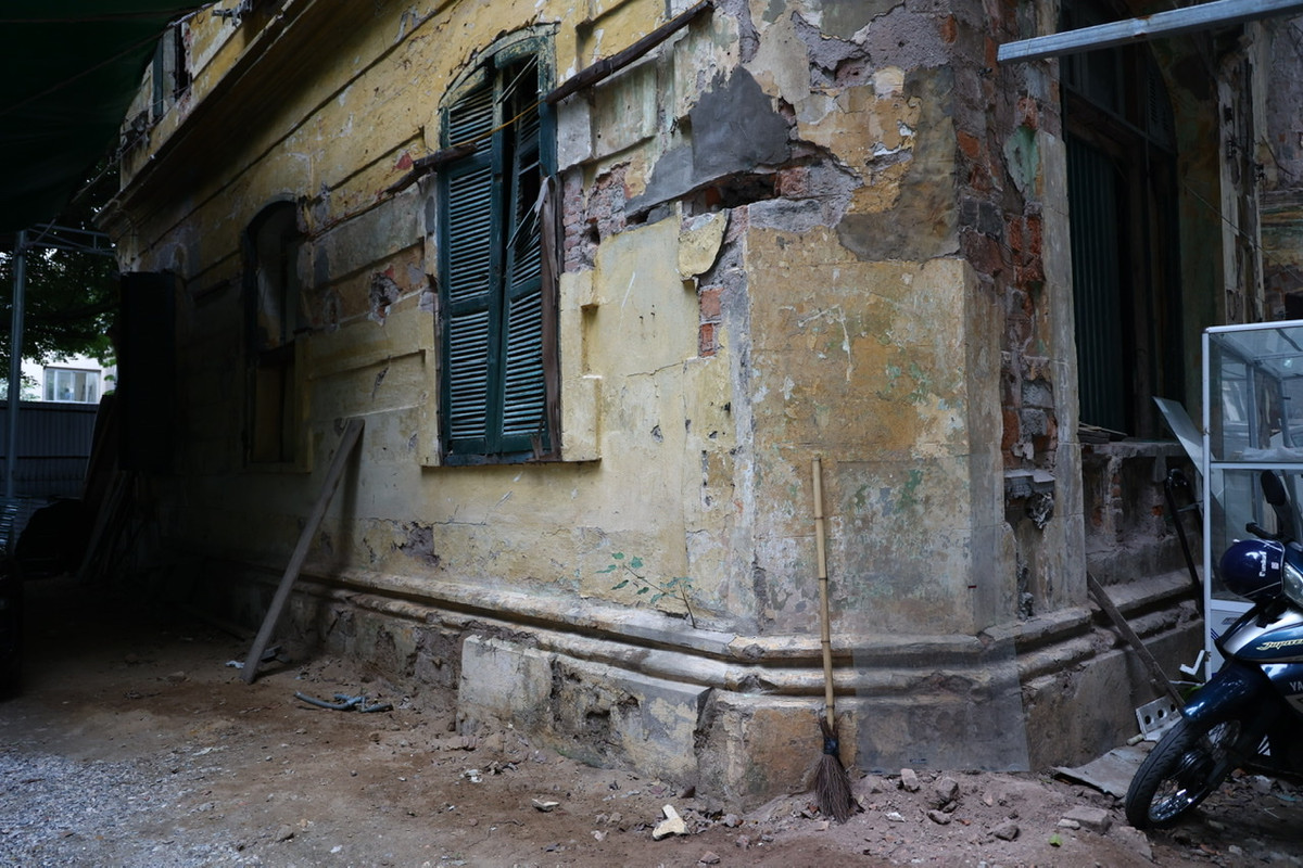 Nhiều góc xuất hiện những vết nứt lớn.