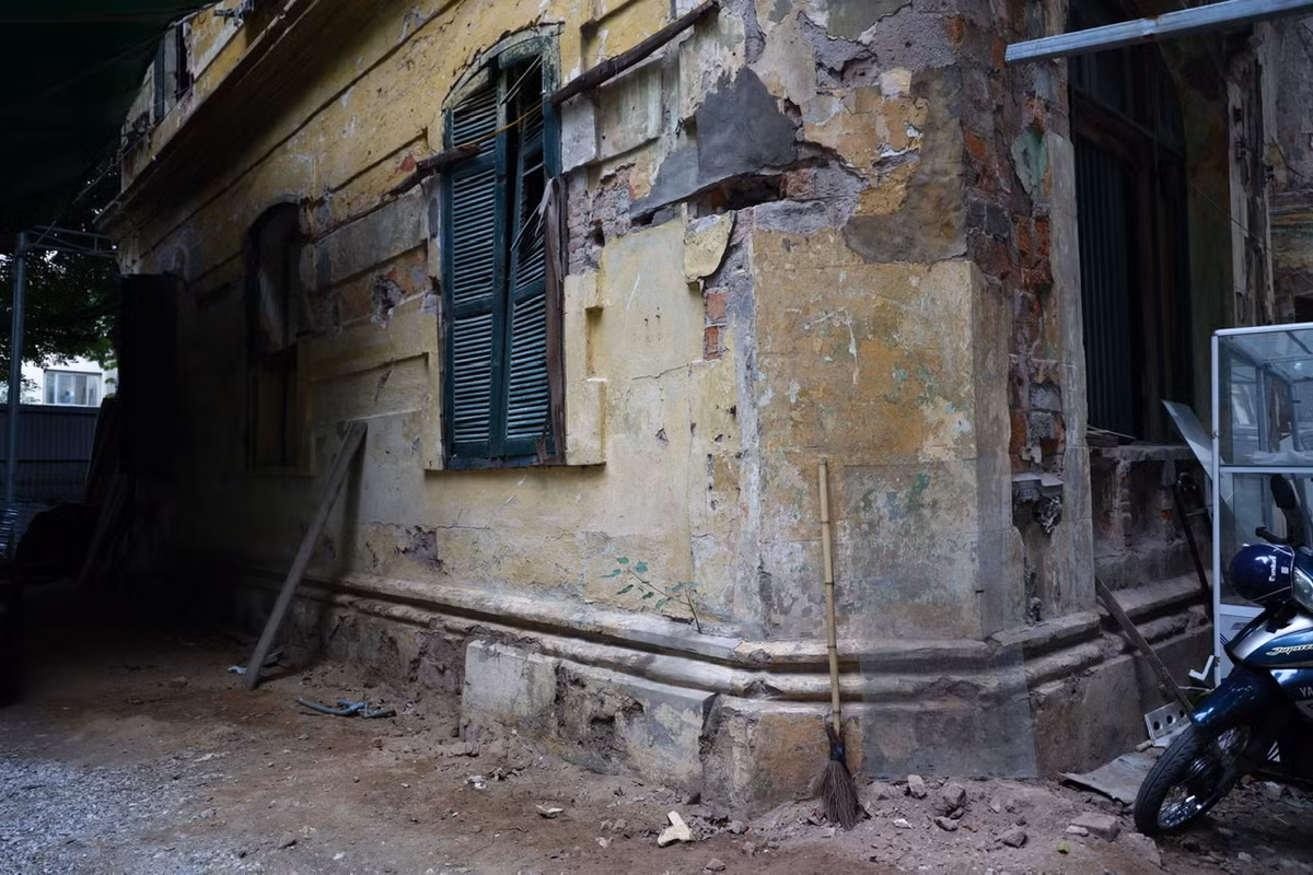 Nhiều góc xuất hiện những vết nứt lớn.