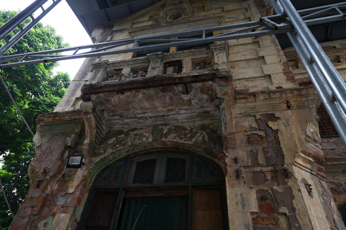 Nhiều lần khu biệt thự này đã được lên phương án sửa chữa, tu bổ nhưng do không thống nhất được kinh phí nên đến thời điểm hiện tại khu “đất vàng” này vẫn “đắp chiếu”.