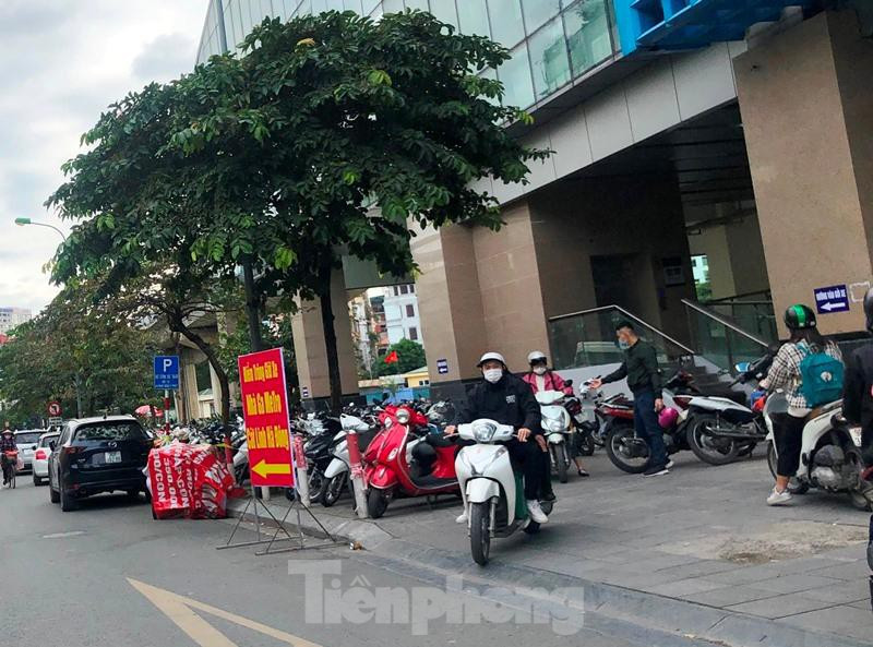 Sau khi bãi xe trong tầng 1 tòa nhà ga Cát Linh dừng hoạt động sau 15 ngày tàu chạy miễn phí, từ 2 ngày qua, hành khách đã phải ra các bãi xe lòng đường, vỉa hè được liên ngành Công an - Thanh tra Sở GTVT Hà Nội bố trí để gửi xe.