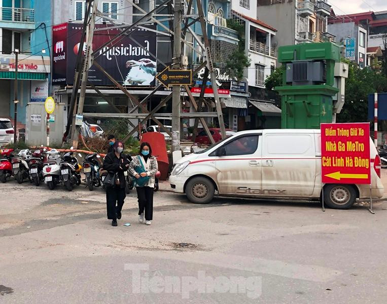 Khách ra bãi gửi xe ở ngõ 168 Hào Nam gửi xe rồi đi bộ vào ga tàu.