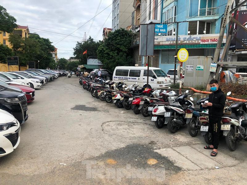 Ngoài ra, bãi xe tại ngõ 168 Hào Nam còn nhận gửi xe của khách đi đường. Thời điểm 17h chiều 22/11, phóng viên ghi nhận có khoảng 50 ô tô và hàng trăm xe máy gửi ở đây.