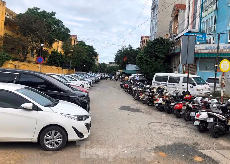 Hiện xung quanh khu vực ga Cát Linh (bán kính 300 mét) đang được bố trí 2 bãi đỗ xe có thu phí để phục vụ khách đi tàu đô thị.