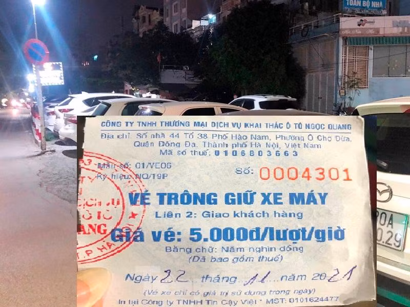 Thậm chí, khi có một số khách yêu cầu phải xuất vé gửi xe theo quy định mới trả tiền, nhân viên bãi trông xe ngõ 168 phố Hào Nam đã đưa vé trông xe máy cho khách đi ô tô và thu 50.000 đồng/lượt.