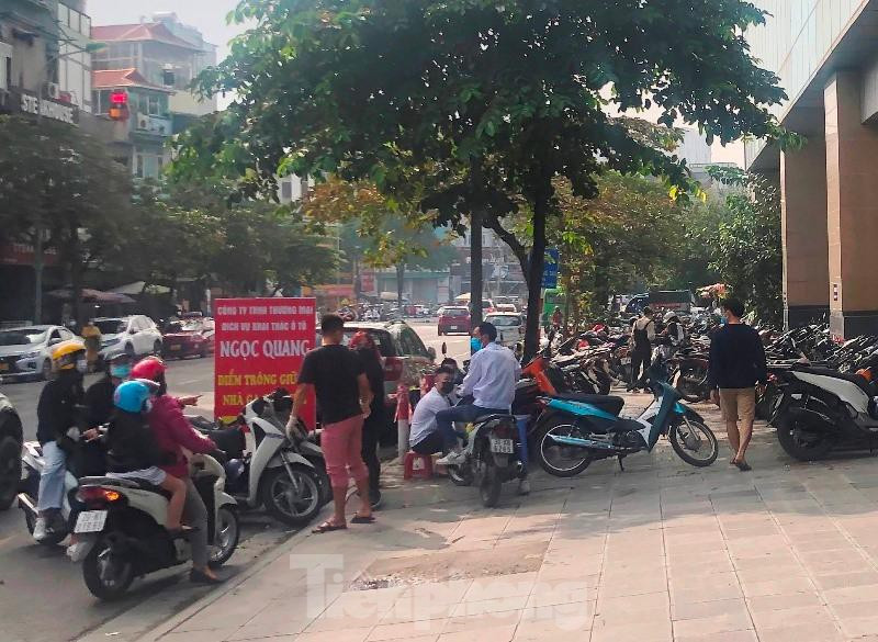 Cty TNHH Thương mại dịch vụ khai thác ô tô Ngọc Quang (Cty Ngọc Quang) là đơn vị duy nhất được đại diện liên ngành chấp thuận cho tổ chức trông xe có thu phí, giá vé gửi xe phải tuân thủ theo quy định của UBND thành phố Hà Nội.