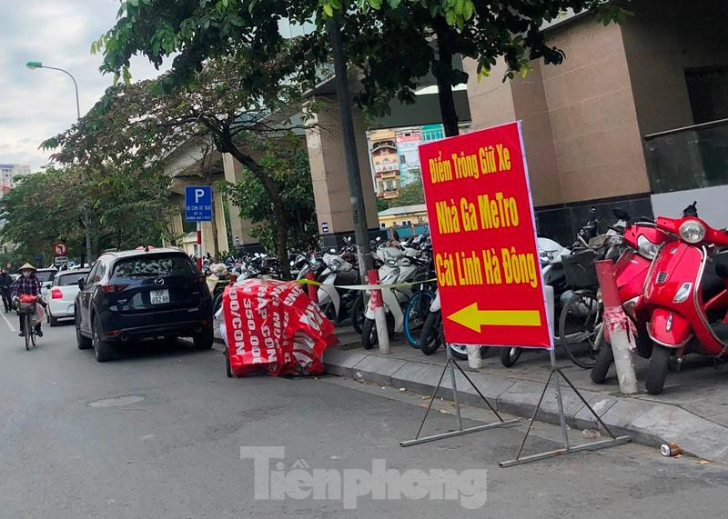 Trong hai ngày qua, PV Tiền Phong ghi nhận, bãi xe máy tại phố Hào Nam trước ga Cát Linh thường xuyên chật kín, quá tải, khiến đơn vị trông xe phải dựng biển hướng dẫn khách ra bãi ngõ 168 cách 300 mét gửi xe máy, ô tô.