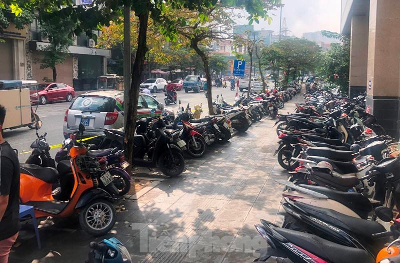 Bãi giữ xe thứ nhất nhận trông giữ xe máy được bố trí trên một đoạn vỉa hè phố Hào Nam ngay trước ga Cát Linh.