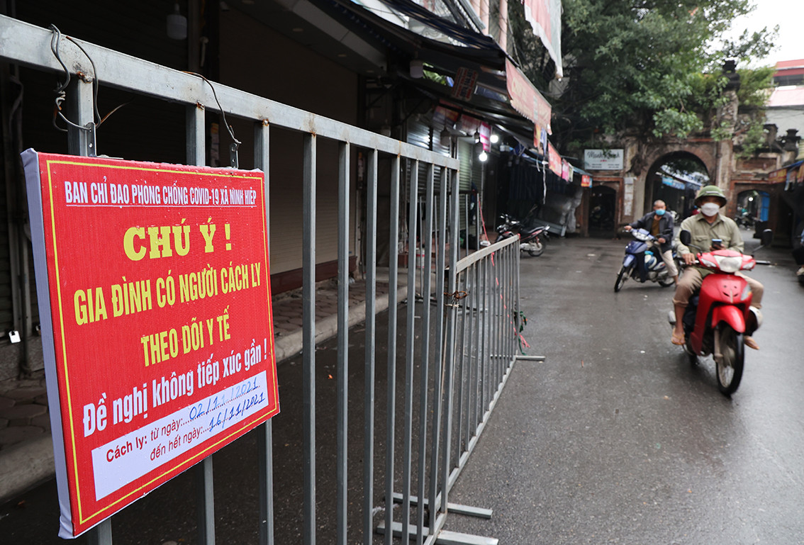 Đây được coi là chợ vải lớn nhất miền Bắc khi mỗi ngày có hàng nghìn người sống trên địa bàn Hà Nội và các tỉnh lân cận tới đây mua bán.