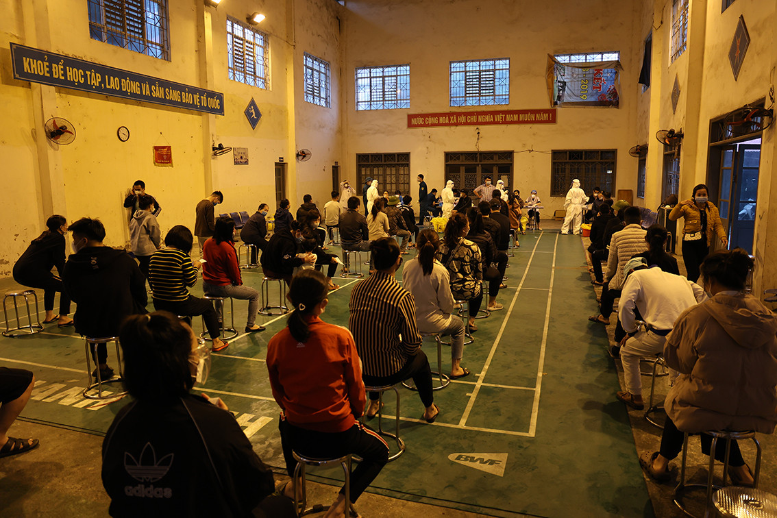 Đại diện UBND huyện Gia Lâm cho biết tình hình dịch bệnh COVID-19 tại chợ Ninh Hiệp rất phức tạp do đây là chợ lớn, hàng ngày có rất nhiều người tới mua bán. Hiện chợ Ninh Hiệp đã dừng hoạt động và bị phong toả.