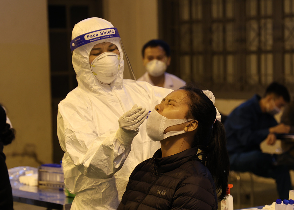 Chiều nay, lực lượng chức năng đã tiến hành lấy mẫu xét nghiệm cho toàn bộ tiểu thương bán hàng trong chợ Ninh Hiệp.