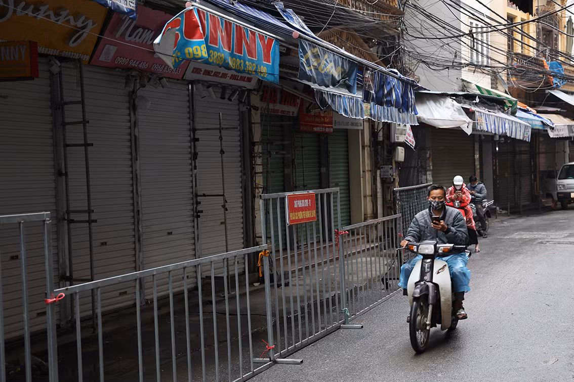 Theo đó, những người tới chợ trong khoảng thời gian này phải tự cách ly tại nhà đồng thời thông báo cho trạm y tế gần nhất để được hướng dẫn.