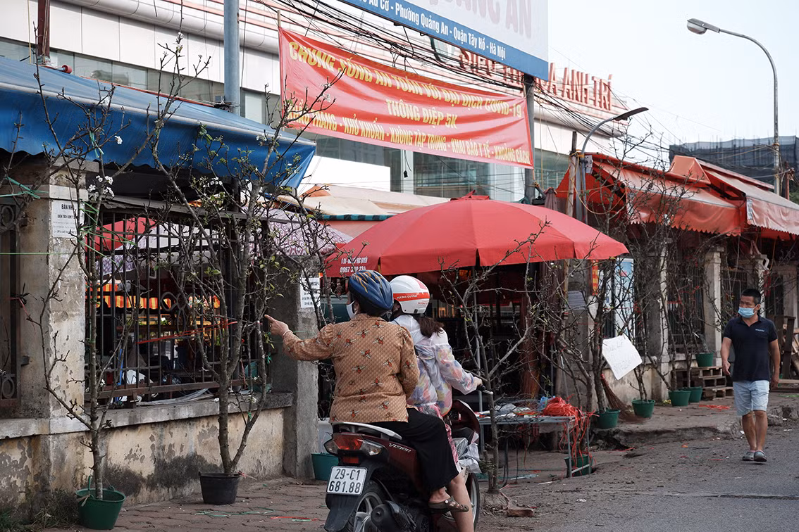 Theo ghi nhận của PV báo Tri thức và Cuộc sống, tại chợ hoa Quảng Bá (Tây Hồ, Hà Nội) đã xuất hiện nhiều cành đào được bày bán với giá khoảng 300.000 đến 500.000 đồng/cành.