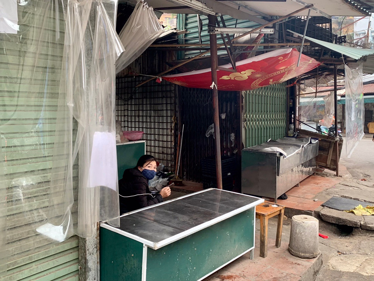 Tuy nhiên, do đây là chợ tạm lâu năm, không có khuôn viên nên việc quản lý gặp nhiều khó khăn.