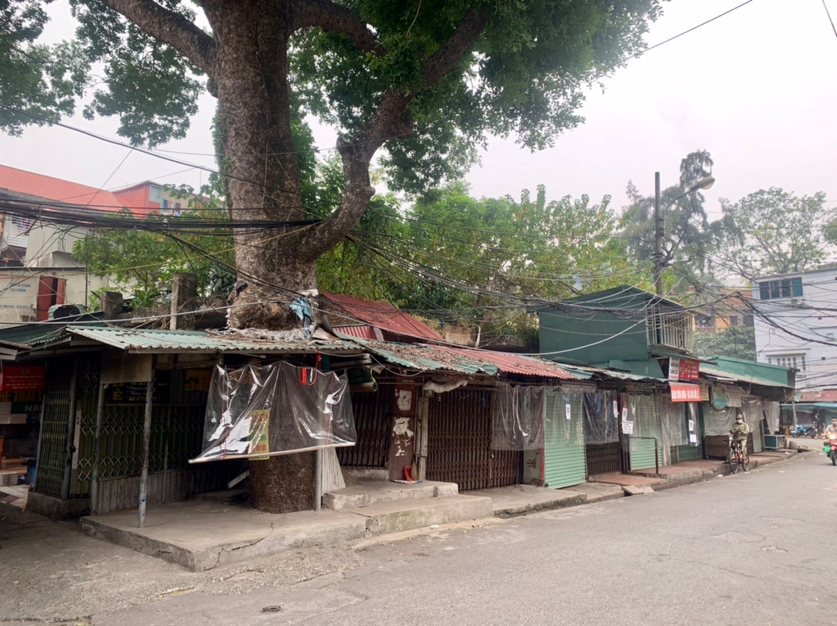 Theo Trung tâm Y tế quận Đống Đa, chợ Nam Đồng ghi nhận 2 trường hợp là vợ chồng bán thịt lợn tại quầy thịt nhà A3 dương tính với SARS-CoV-2.