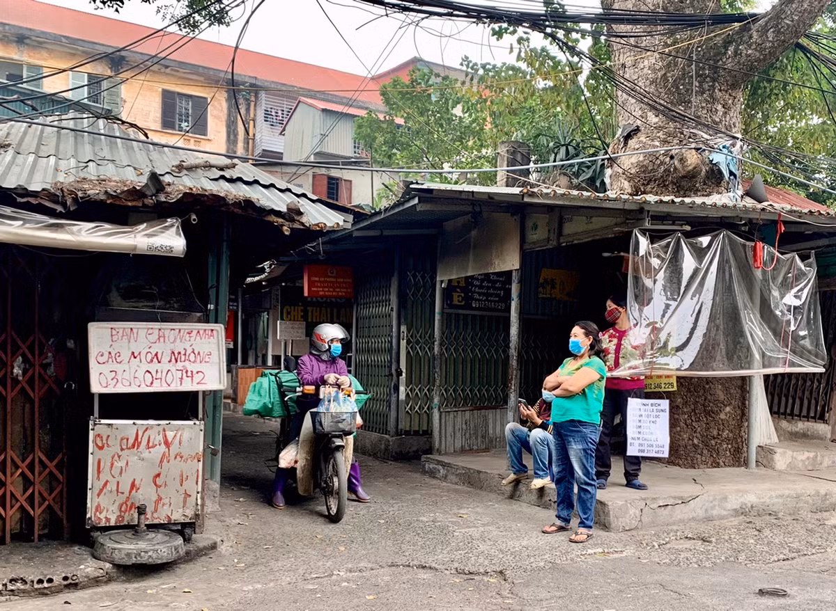 Lối vào chính của chợ thường xuyên có người đứng đón khách tới mua hàng.