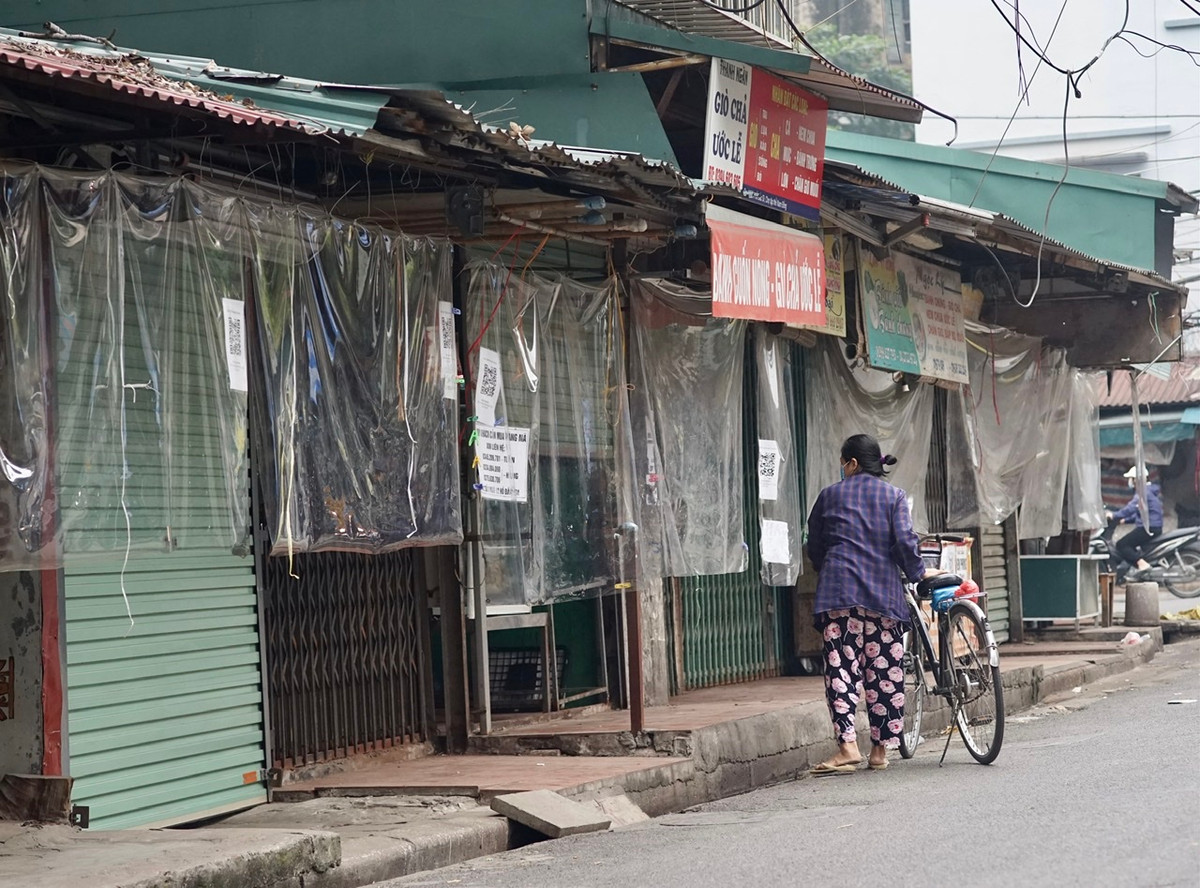 Một số cửa hàng vẫn có người bên trong, nếu có khách tới sẽ mở hé cửa ra bán hàng rồi đóng lại.
