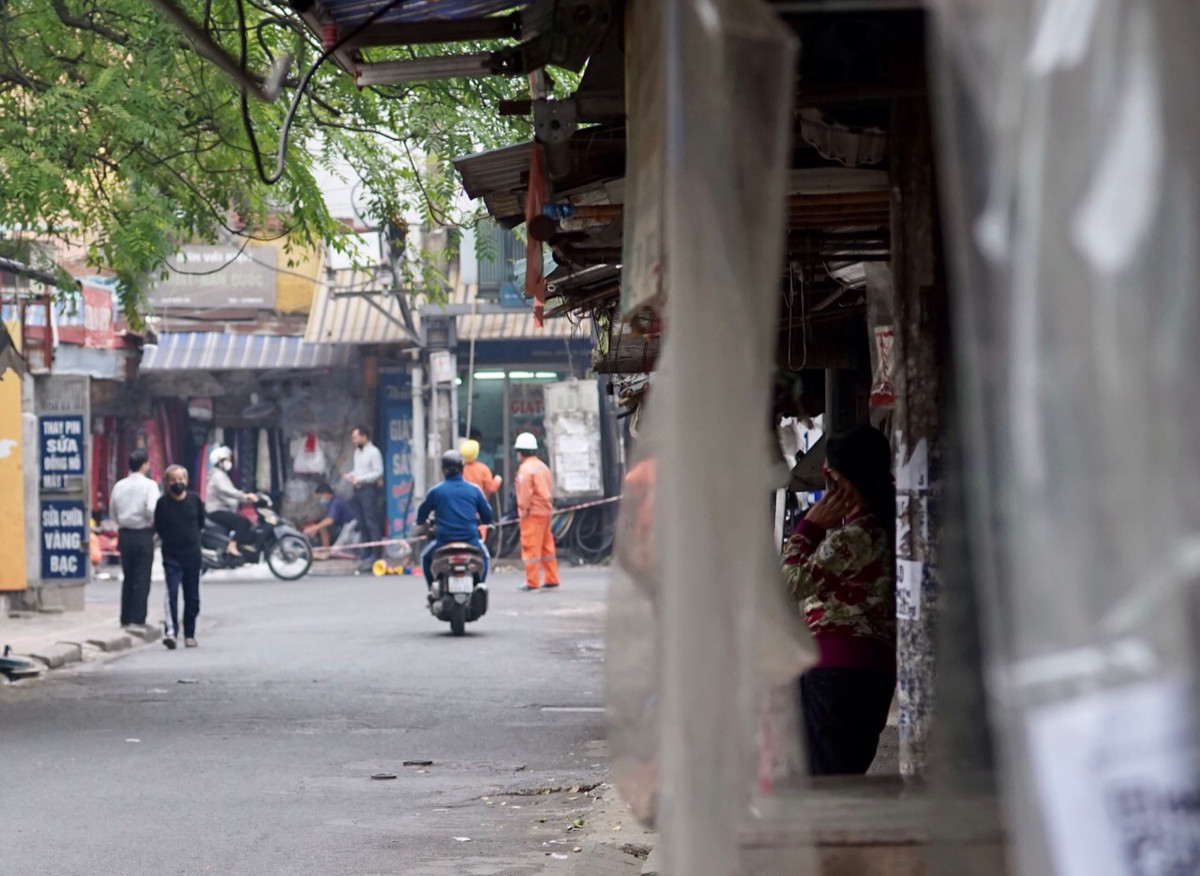 Cho Nam Dong bi dung hoat dong, tieu thuong van “he cua” ban hang