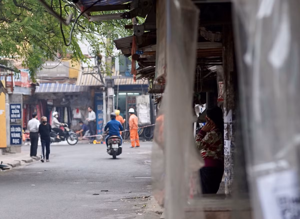 Cho Nam Dong bi dung hoat dong, tieu thuong van “he cua” ban hang