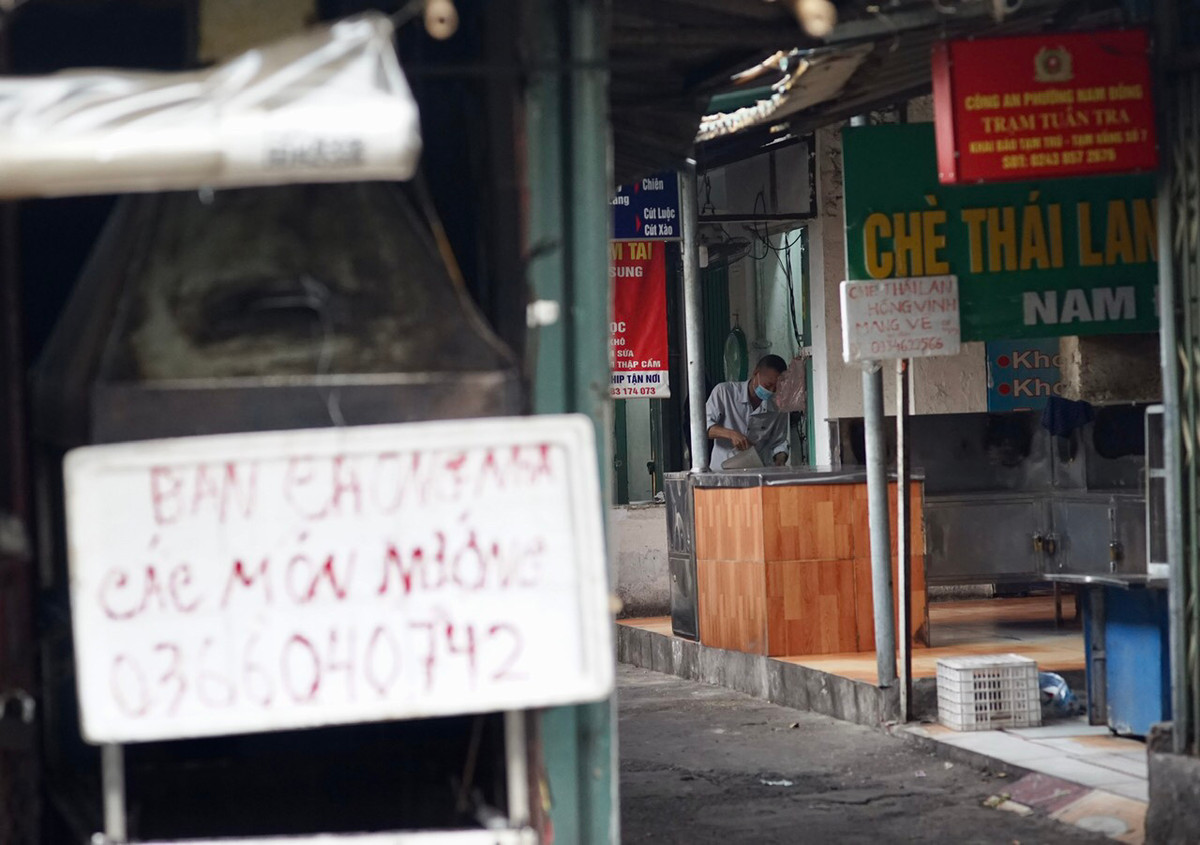 Theo ghi nhận của PV báo Tri thức và Cuộc sống, bên trong chợ vẫn là các hộ dân sinh sống nên một số cửa hàng vẫn mở cửa bán hàng mang về.