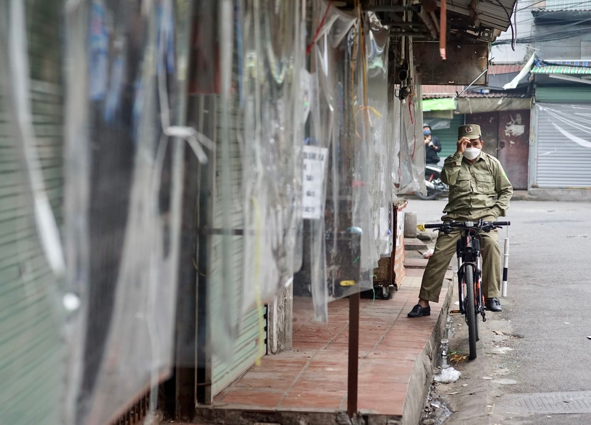 UBND phường Nam Đồng đã bố trí lực lượng tuần tra, nhắc nhở nhưng do chợ có nhiều lối vào nên khó kiểm soát hết.