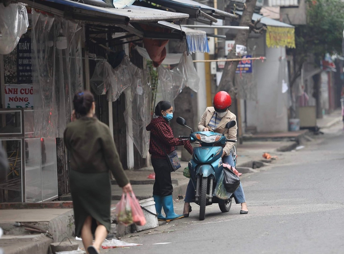 Trong buổi trưa hôm nay (16/11), nhiều tiểu thương vẫn lén lút hoạt động. Khách hỏi mua sẽ có người xách đồ ra bán.