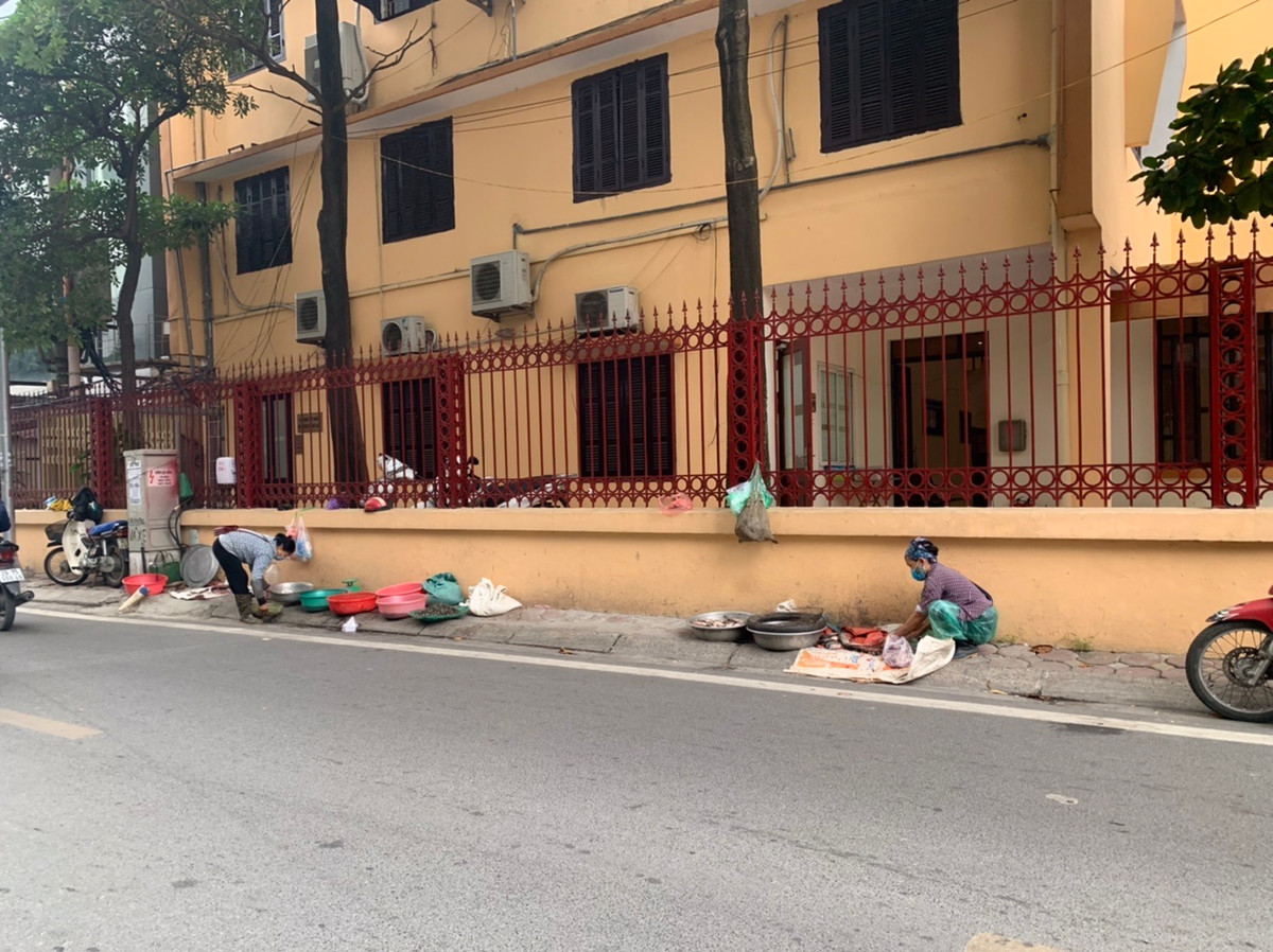 Tuy nhiên, do đây là chợ dân sinh duy nhất tại khu vực này nên nhu cầu mua bán của người dân rất cao. Nhiều tiểu thương đã bày bán thực phẩm tại các vỉa hè cách xa chợ.