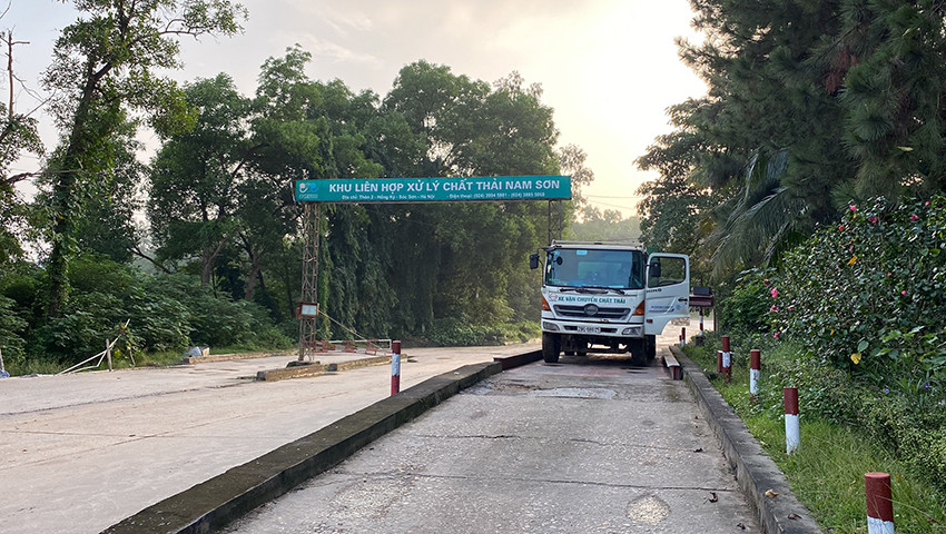 Chiều qua (3/11), sau 2 ngày tạm dừng tiếp nhận rác, Trung tâm xử lý rác thải Nam Sơn đã bắt đầu mở cửa hoạt động trở lại.