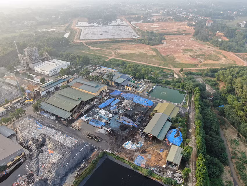 Trước đó, Công ty Urenco đã có văn bản thông báo về việc tạm dừng tiếp nhận rác ở ô chôn lấp rác tại tại bãi rác Nam Sơn để phòng tránh sự cố chất thải.