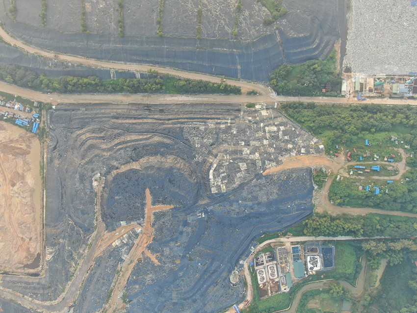 Trước tình trạng trên, Công ty Urenco đã đắp bờ bao bằng tải đất, vôi, nắn dòng nước rác về hố tụ.