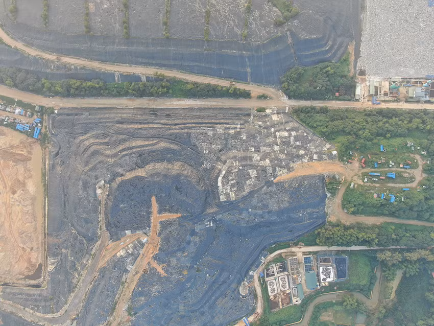 Trước tình trạng trên, Công ty Urenco đã đắp bờ bao bằng tải đất, vôi, nắn dòng nước rác về hố tụ.