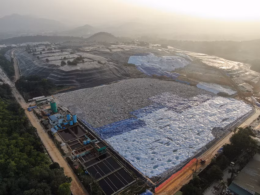 Ngoài ra còn lắp đặt máy bơm tại các hố tụ bơm hồi lưu nước rác về hồ chứa, bơm nước rác tại các ô chứa nước rác phía Tây ô 8 xuống dưới vị trí rò rỉ.