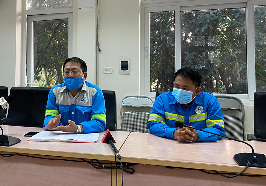 Ông Nguyễn Thanh Tùng trả lời báo chí về sự cố rò rỉ nước.