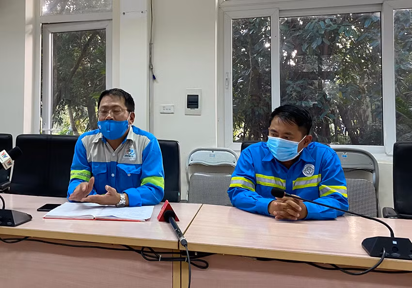 Ông Nguyễn Thanh Tùng trả lời báo chí về sự cố rò rỉ nước.