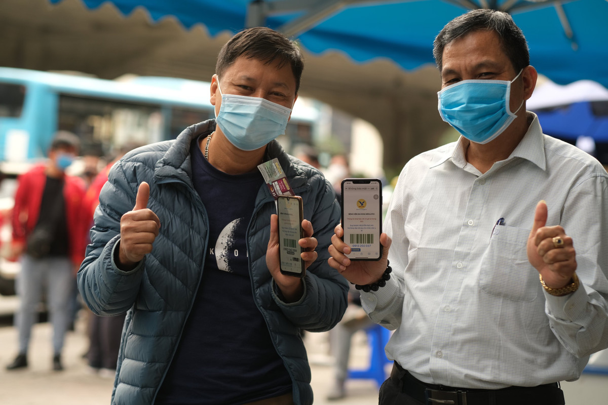 Anh An và anh Tân vui mừng khi đã có kết quả xét nghiệm để vào SVĐ Mỹ Đình.