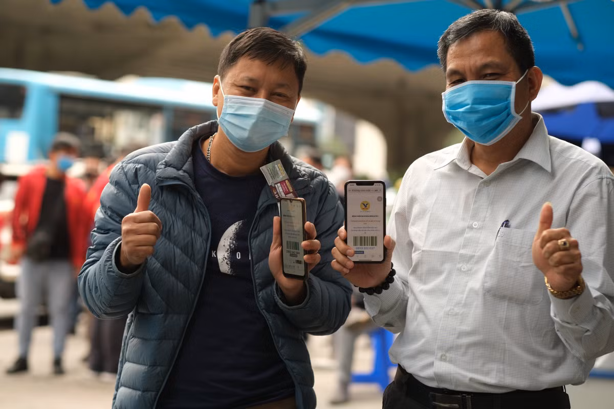 Anh An và anh Tân vui mừng khi đã có kết quả xét nghiệm để vào SVĐ Mỹ Đình.