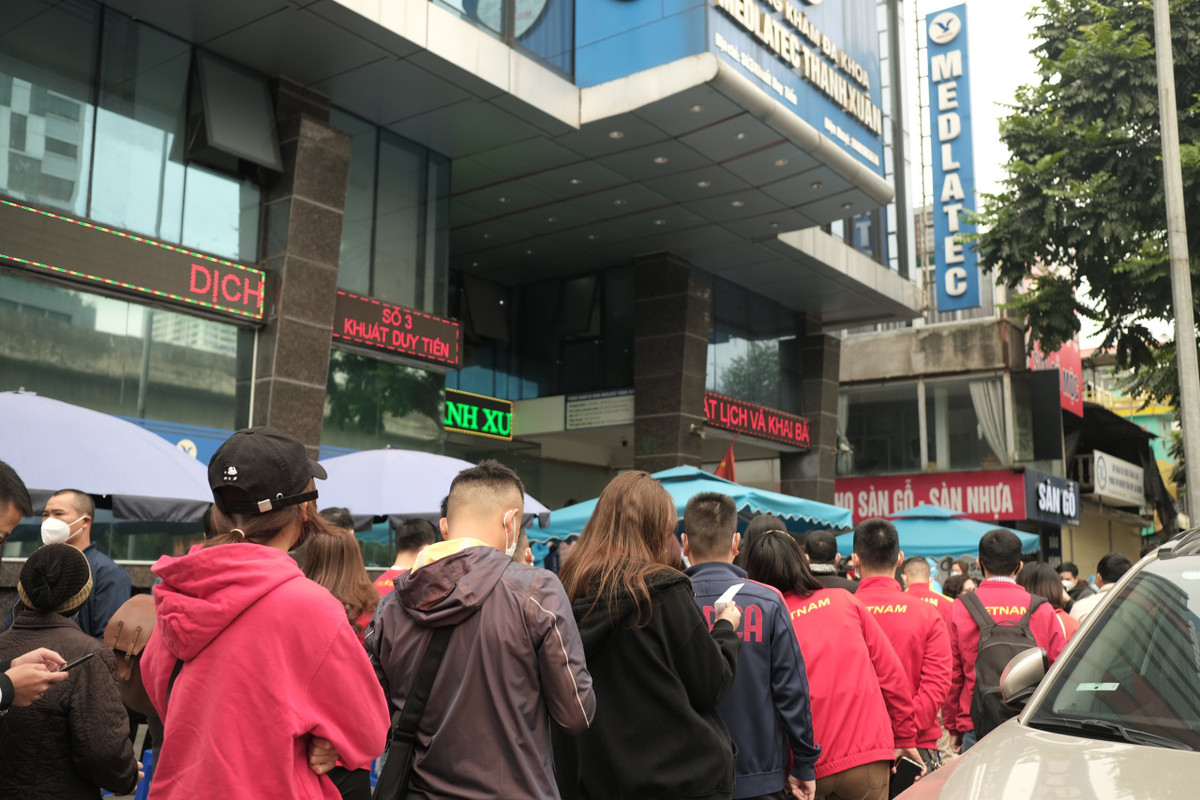 Chiều nay (11/11), người hâm mộ bóng đá Việt Nam đã chủ động đi làm xét nghiệm COVID-19 để đáp ứng đủ điều kiện vào sân theo dõi trận đấu giữa ĐT Việt Nam vs ĐT Nhật Bản.