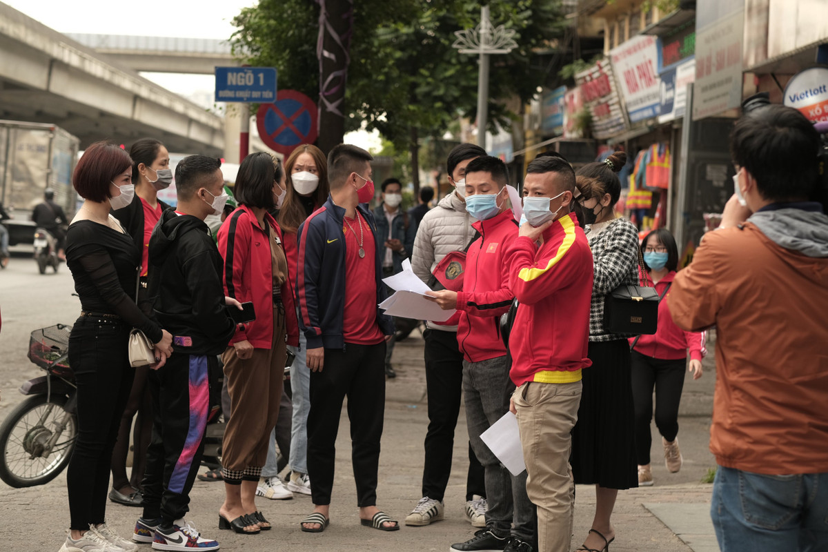 Càng về gần trận đấu, khi dòng người xếp hàng tại SVĐ Mỹ Đình càng dài thì nhiều CĐV đã chọn các trung tâm y tế để làm xét nghiệm, kịp giờ vào sân.