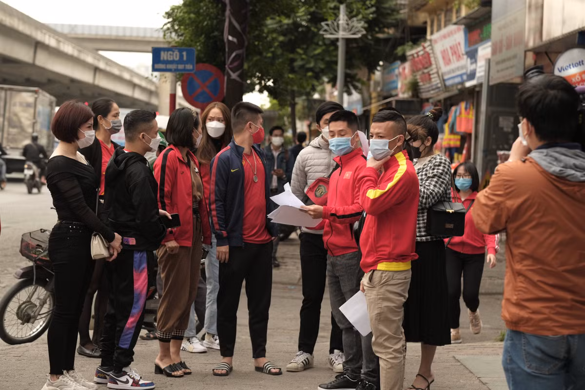 Càng về gần trận đấu, khi dòng người xếp hàng tại SVĐ Mỹ Đình càng dài thì nhiều CĐV đã chọn các trung tâm y tế để làm xét nghiệm, kịp giờ vào sân.