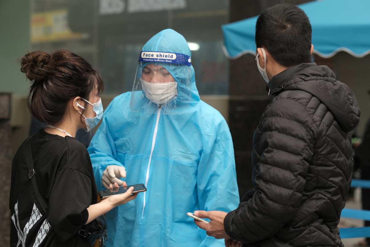 Theo ghi nhận của PV báo Tri thức và Cuộc sống, trong chiều nay (11/11), ngoài điểm xét nghiệm tại SVĐ Mỹ Đình thì các trung tâm y tế cũng xuất hiện nhiều CĐV Việt Nam tới xét nghiệm.