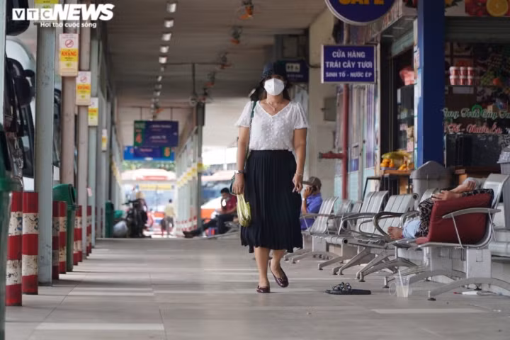 Xe khach chay lien tinh o TP.HCM cang chay cang lo