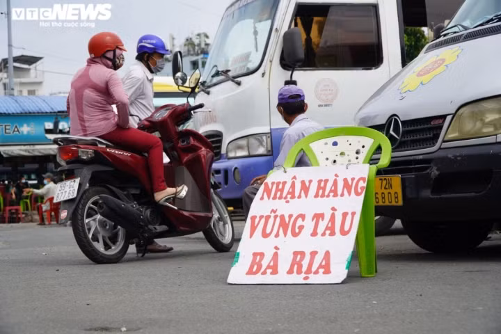 Xe khach chay lien tinh o TP.HCM cang chay cang lo-Hinh-4