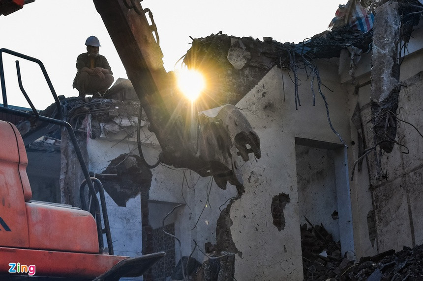 Ngôi nhà được xây dựng từ năm 1941, có tổng diện tích 359 m2. Đây là nơi ở của 4 hộ dân. Do vướng mắc mặt bằng, căn nhà này không được giải toả khiến tiến độ ga ngầm S11 đi qua khu vực này (hướng về ga Hà Nội) bị ngừng trệ kéo dài nhiều tháng.