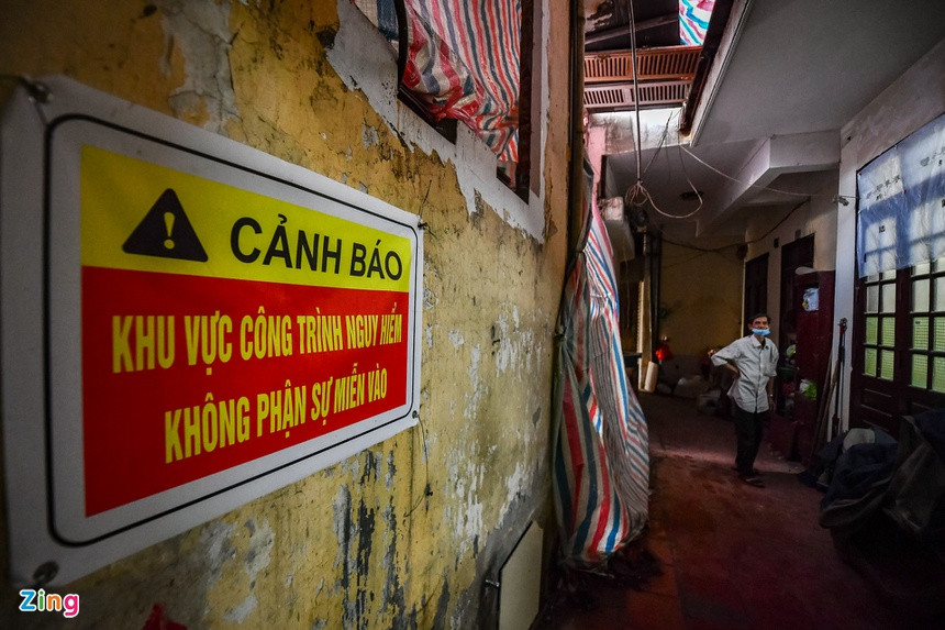 Sâu trong ngõ 23 Quốc Tử Giám (mặt sau của căn nhà đang phá dỡ), có cảnh báo "Khu vực công trình nguy hiểm" dán trên tường. Nội dung khuyến cáo các hộ dân sống xung quanh không lại gần trong thời gian giải tỏa.